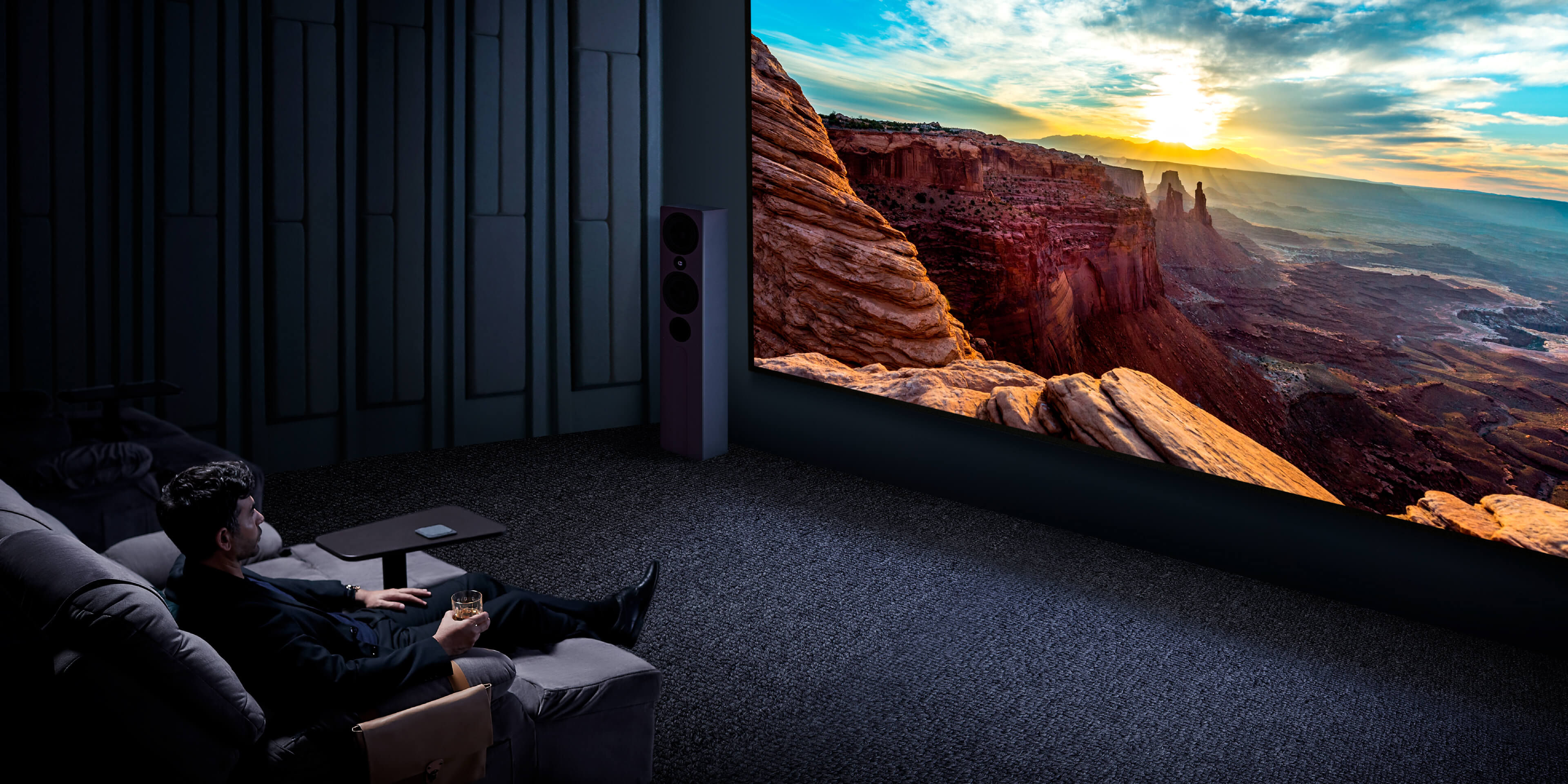 Proiectorul de home theater BenQ W5850 4K cu CinematicColor™ și HDR-PRO oferă culori ultra-precise și contrast uimitor. Raportul său de proiecție de 1,0-1,6, zoom-ul de 1,6x și comutarea obiectivului asigură o instalare ușoară din configurația spațiului existent.