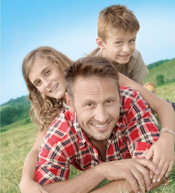 Other projectors without Rec.709 feature projects the scene of a father lying on the grassland with his daughter and son.