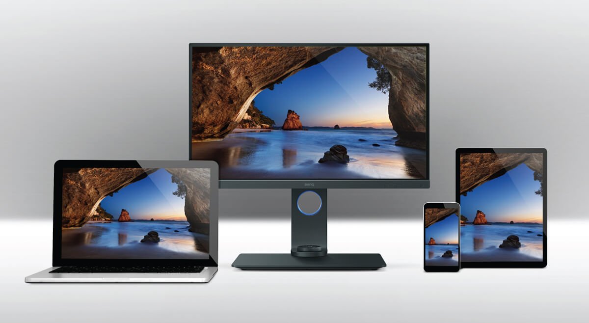 multiple monitors displaying same image in consistent colors