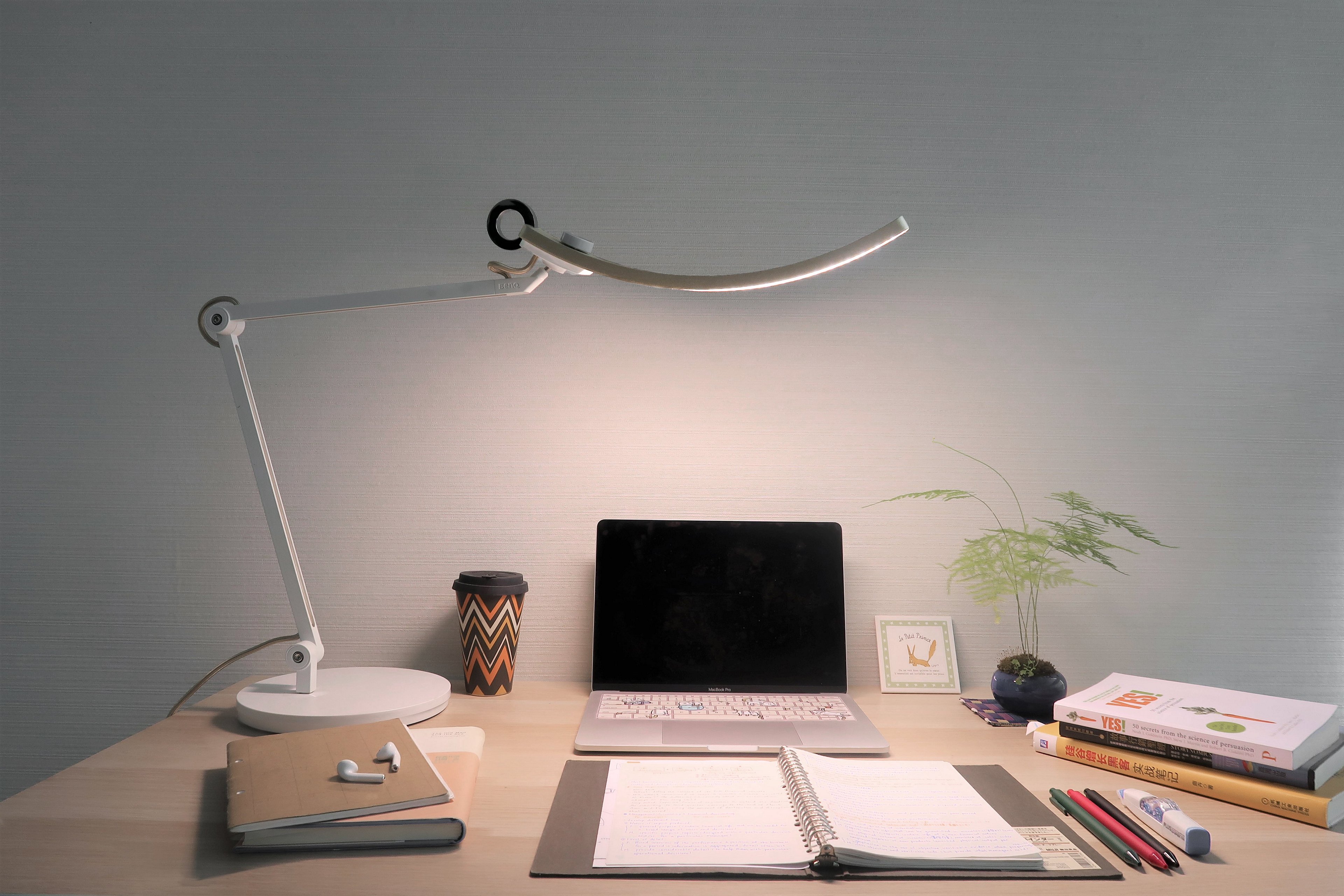 E-reading lamps have a built-in sensor, so that with just a simple tap they auto adjust brightness throughout the day to deliver 500 lumens to your desk.