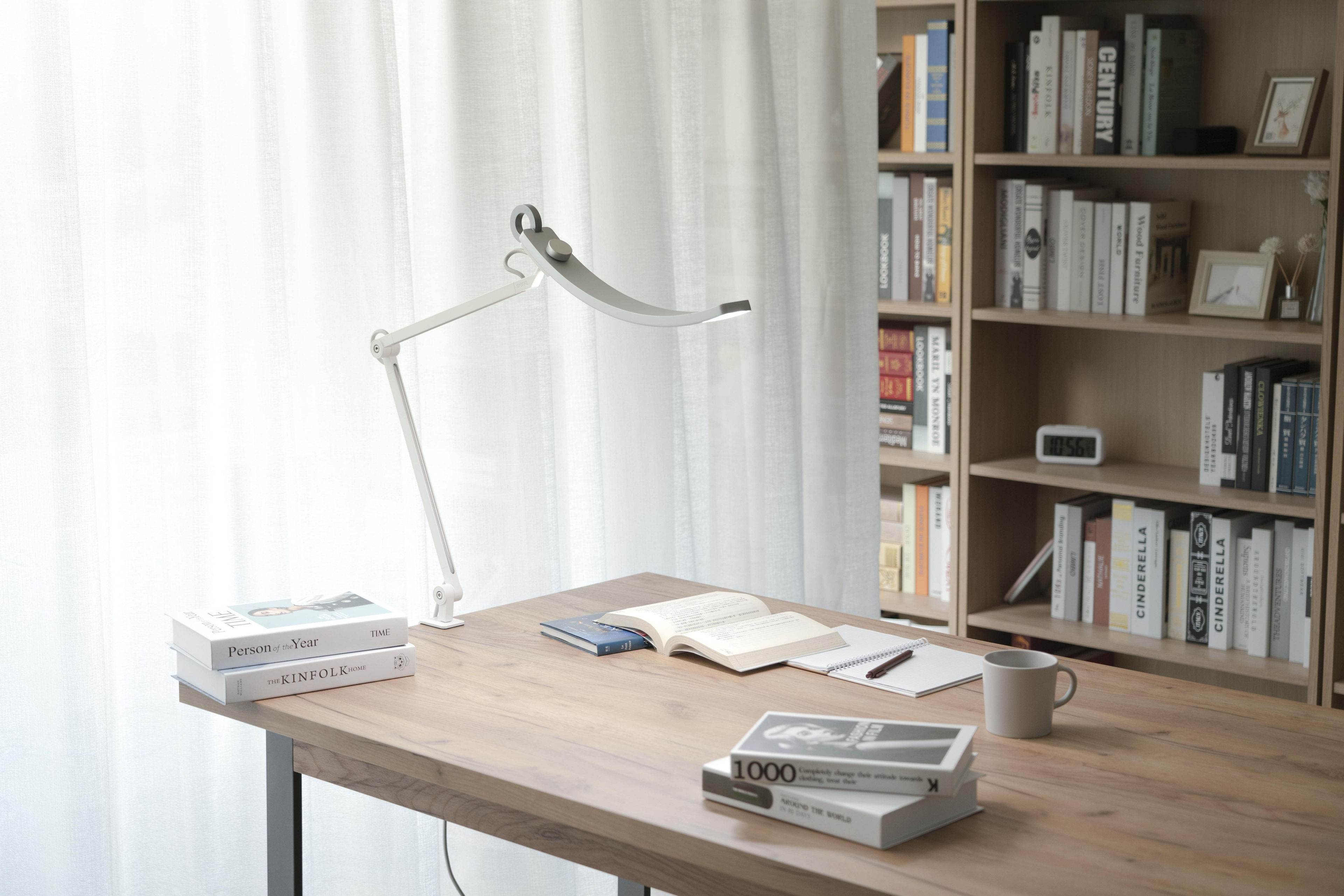 E-reading lamps have a built-in sensor, so that with just a simple tap they auto adjust brightness throughout the day to deliver 500 lumens to your desk.