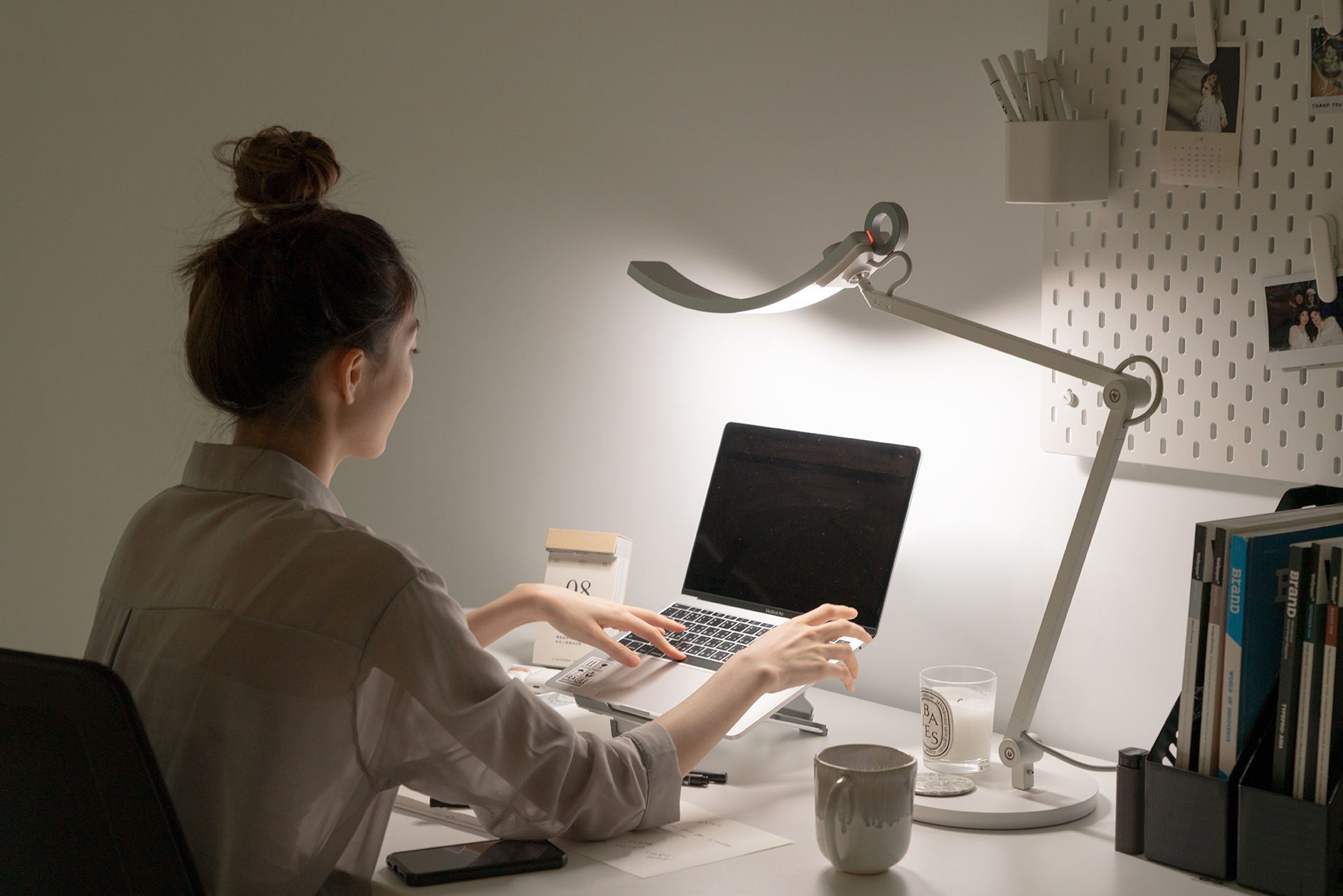 BenQ e-Reading Desk Lamp is the ideal choice for anyone looking to enhance their reading experience, whether its on the screen or on the page.