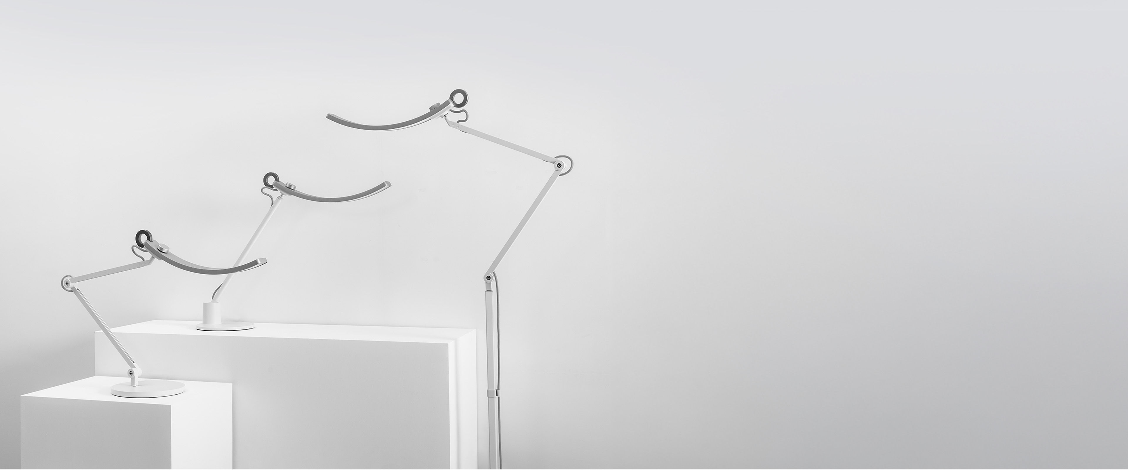 BenQ lamp durability proven through extreme tests including rotations, clamp pressure, temperature, humidity, and 50 cm drop, ensuring lasting performance.