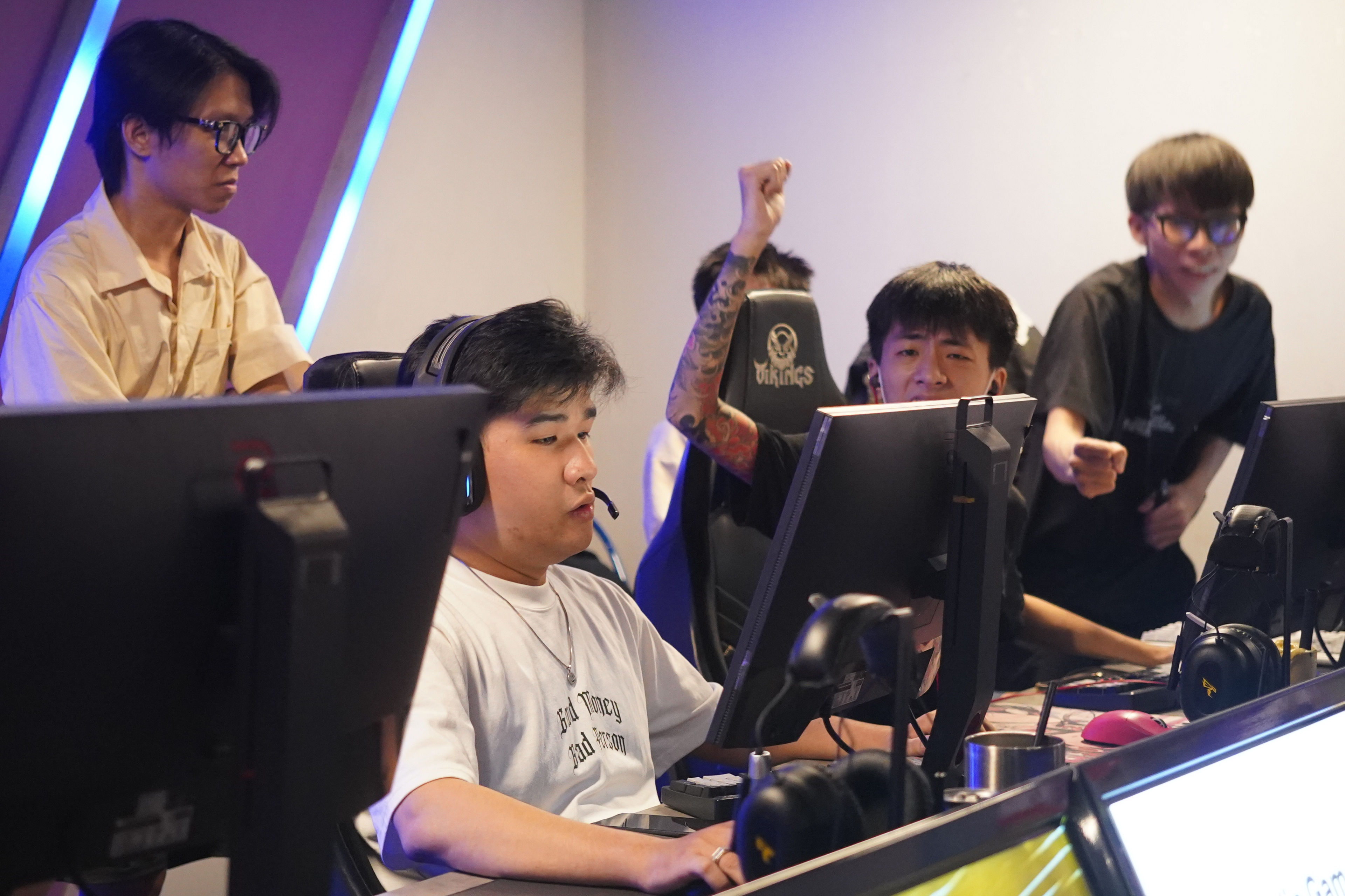 Các thành viên Blaze Warriors thi đấu tại Vikings Esports Arena Giải Phóng